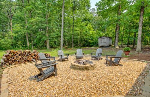 Henagar House | 13 Mi to Guntersville Lake Henagar Gem with Hot Tub