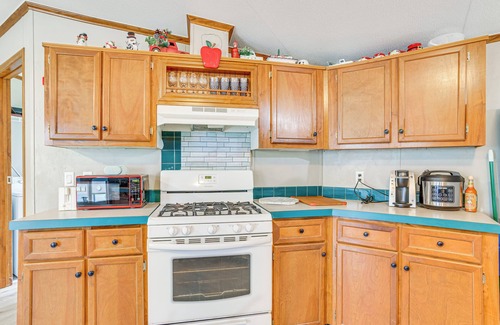 Edmond Cottage | 13 Mi to Okc: Edmond Home w/Pool Access!
