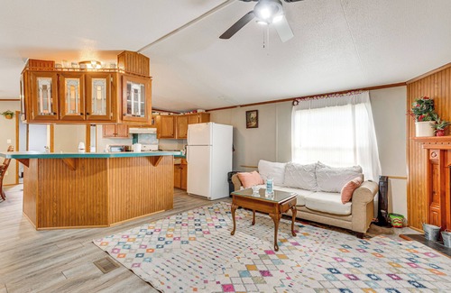 Edmond Cottage | 13 Mi to Okc: Edmond Home w/Pool Access!