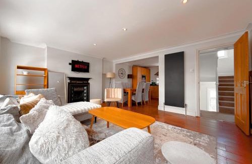 Fitzrovia Apartment | 1300ft Fitzrovia Soho 2B2B by Tottenham Court Road Station Elizabeth line & Oxford Street