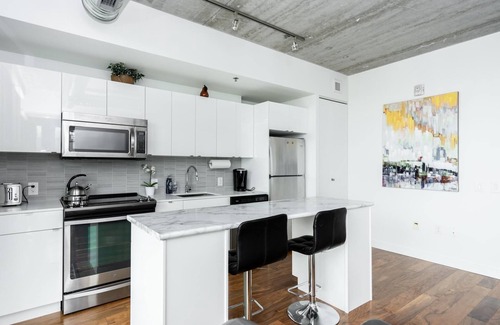 Downtown Winnipeg Condo | (1309) Downtown Glasshouse Luxury Suite 2BR 1BATH+ Fast Wifi(311)