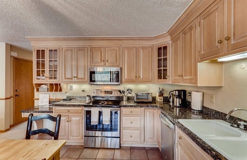 Vail Condo | 131 W Meadow Dr., Scorpio #403, Vail Village - Near Lifts, Wood Burning Fireplace