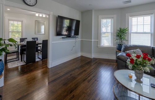 Norwood Apartment | 1322-Lovely 3 bedrooms unit with free parking