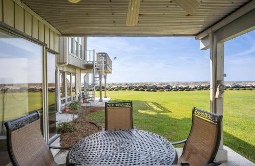 Saint Helena Island House | 133 Captain John Fripp - 3 BD/2 BA with Resort Amenities!