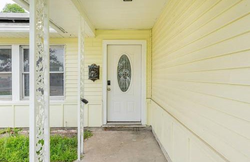 North Shore Villa | 13335 NEW cozy 4BR Emporia Escape