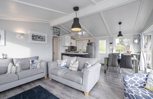Brynteg Cottage | 134 Glan Gors - sleeps 6 guests in 3 bedrooms