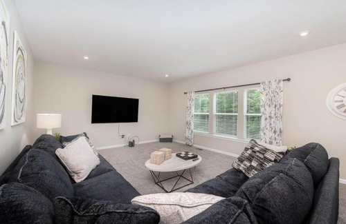 Otterbien Home House | 1344 soaring way NEW Cheerful 5 bedroom home in quiet suburban area