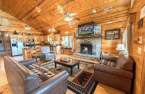 Gatlinburg - Pigeon Forge Cabin | 135 m² Cabin ∙ 3 bedrooms ∙ 8 guests