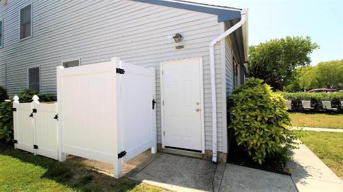 Village Green House | 1350 A Wisconsin Ave