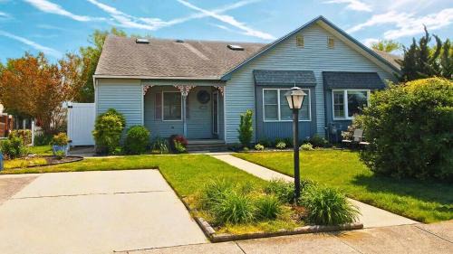 Village Green House | 1350 A Wisconsin Ave