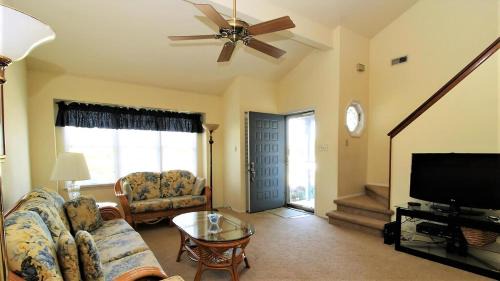 Village Green House | 1350 A Wisconsin Ave