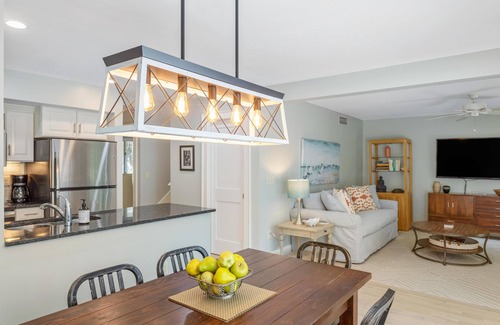 West Beach Village Condo | 1357 Fairway Oaks: Renovated 3BR, Near Beach & Golf, Beach Gear/Bike Credit