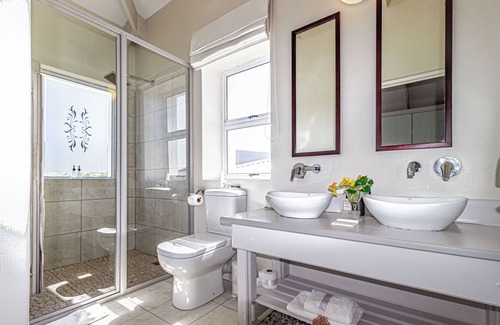 Sandbaai House | 138 Marine Beachfront Guesthouse
