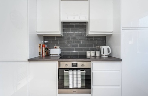 York House | 14 Acomb Wood Drive · Peaceful 2-Bed Home in York with Free Parking I Pass The Keys