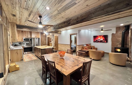 Teasdale Cabin | 14 acres on your own private plateau near Capitol Reef!