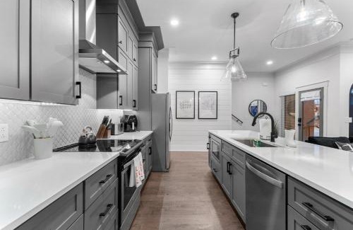 Greenwood House | 14 Bed Luxe Nashville Retreat with Game Room & Perfect for Large Groups!