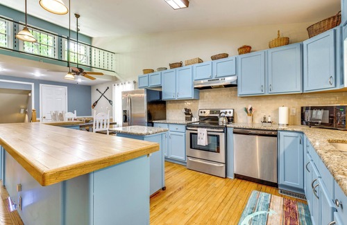 Southmont House | 14 Mi to Childress Vineyards: Scenic Fall Retreat