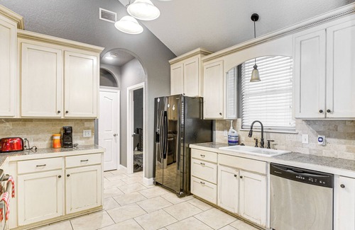 Brunswick House | 14 Mi to Jekyll Island: Luxe Brunswick Home