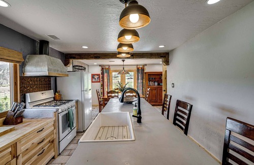 Spanish Valley Cabin | 14 Mi to Main Street Moab: Cabin w/Hot Tub Access