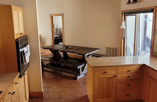 Mebane House | 14 miles to UNC, 20 miles to Elon, 26 to Duke, 3 miles to Saxapahaw. Hot tub.