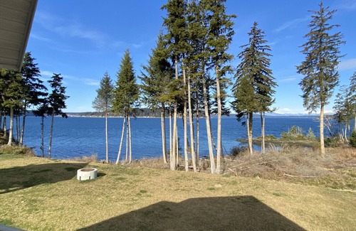 Regional District of Mount Waddington Apartment | 14 - Paddlers Cove Cottage