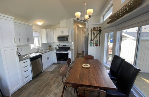 Regional District of Mount Waddington Cottage | 14 - Paddlers Cove Cottage By The Sea at Alder Bay