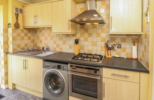 Netley Cottage | 14 SHORWELL, pet friendly, with a garden in Netley Abbey