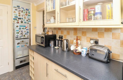 Netley Cottage | 14 SHORWELL, pet friendly, with a garden in Netley Abbey