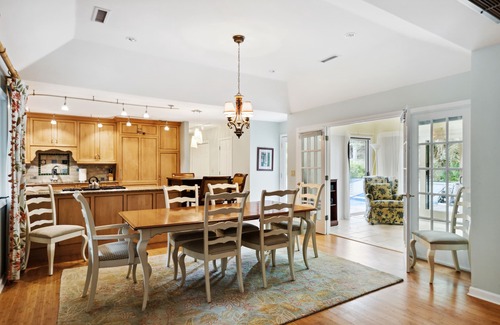 Vanderhorst Plantation House | 14 Sweetgrass Lane ~ Cozy 2 Bedroom Beach House with a Pool! Sleeps 4