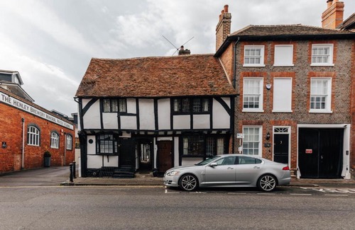 Henley-on-Thames House | 1400 Cottage An enchanting unique stay