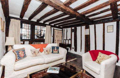 Henley-on-Thames House | 1400 Cottage An enchanting unique stay
