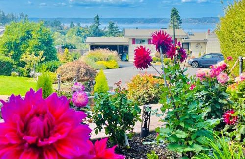 Federal Way House | 1400sf Cozy Retreat with Sound View, Garden & Privacy