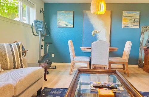 Federal Way House | 1400sf Cozy Retreat with Sound View, Garden & Privacy