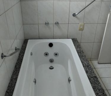 J Jeriquara Apartment | 1403 AP 2 Quartos, shopping, banheira de hidro privativa, bebidas liberadas nas piscinas , internet no ap, proximo ao shopping singapura