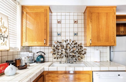 Los Angeles Apartment | 148 5-Star Reviews - Walk to Rodeo Dr - 1100 sqft Apartment