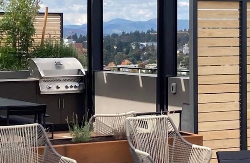 Inner Harbour Condo | #148 Beautiful1 bed condo on Tyee Rd EV parking!