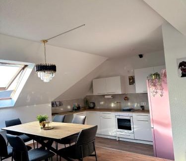 Huckingen Apartment | 148qm Apartment, nähe Düsseldorf, 4 Schlafzimmer, privater Parkplatz