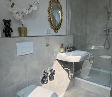 Huckingen Apartment | 148qm Apartment, nähe Düsseldorf, 4 Schlafzimmer, privater Parkplatz