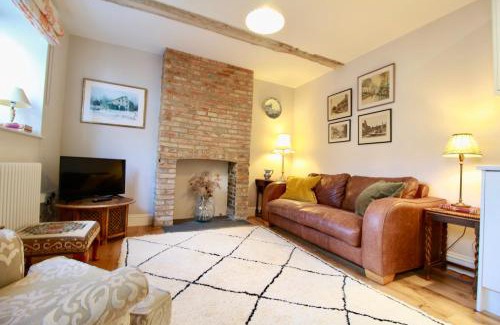 Alfriston House | 14th century Rose cottage, Centre of Alfriston By Air Premier