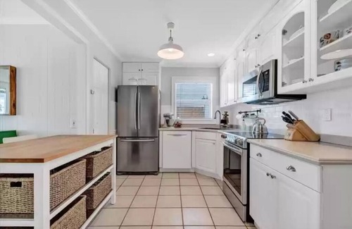 Alta Vista House | 15-20 min. drive to beach, cheerful home w/free parking in A+ area