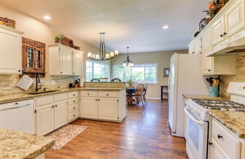 Sperry House | 15-Acre Retreat near Dtwn Tulsa & Skiatook Lake