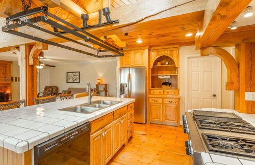 Lookout Mountain House | 15 bdrm ~40ppl~ 2 houses nXL HotTub, Pool, pond, Volleyball.