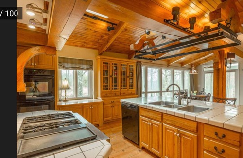 Lookout Mountain House | 15 bdrm ~40ppl~ 2 houses nXL HotTub, Pool, pond, Volleyball.