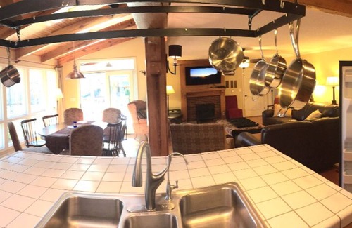 Lookout Mountain House | 15 bdrm ~40ppl~ 2 houses nXL HotTub, Pool, pond, Volleyball.