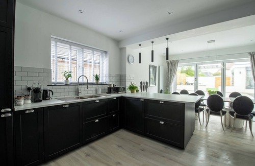 Shanklin House | 15% Ferry Discount. 15 minutes to beach. 5 bed house with 22 sqm equipped gym.