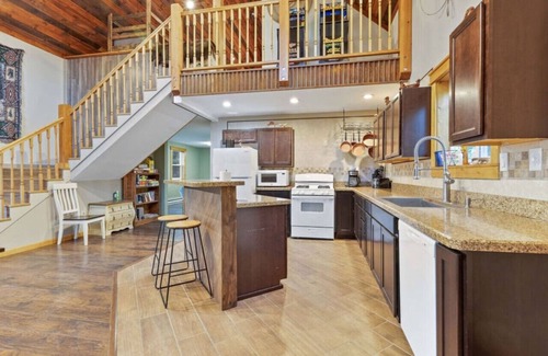 Island Park House | 15 min 2 YSNP-Hot Tub-Arcades-Air Hockey-Views