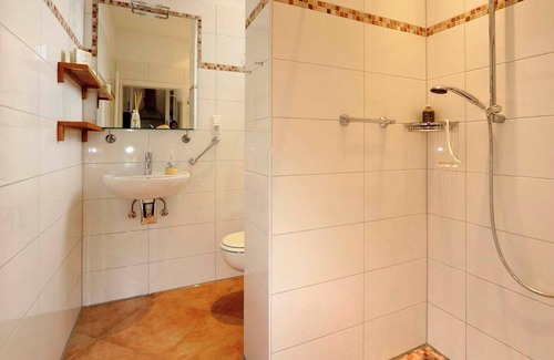 Furth-Sud Apartment | 15 min from Neuss main station. Apartment for rent in quiet residential street.