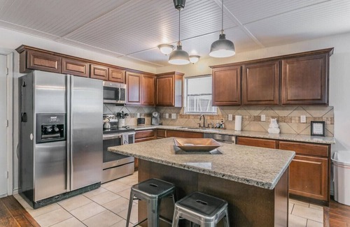 Arlington Cottage | 15-min Walk to Stadium w/Huge Yard + Firepit