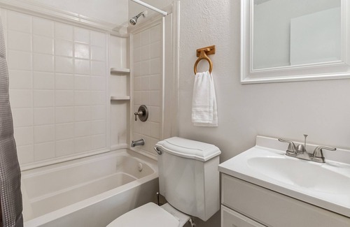 Northside House | 15 Mins Shands/Mins Jax Airport 3 bd 2 Bth Home