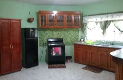 West Gate Hills House | 15 mins to airport. Entire 1st floor 2 bedrooms, 2 bathrooms Sleeps 4.No sharing